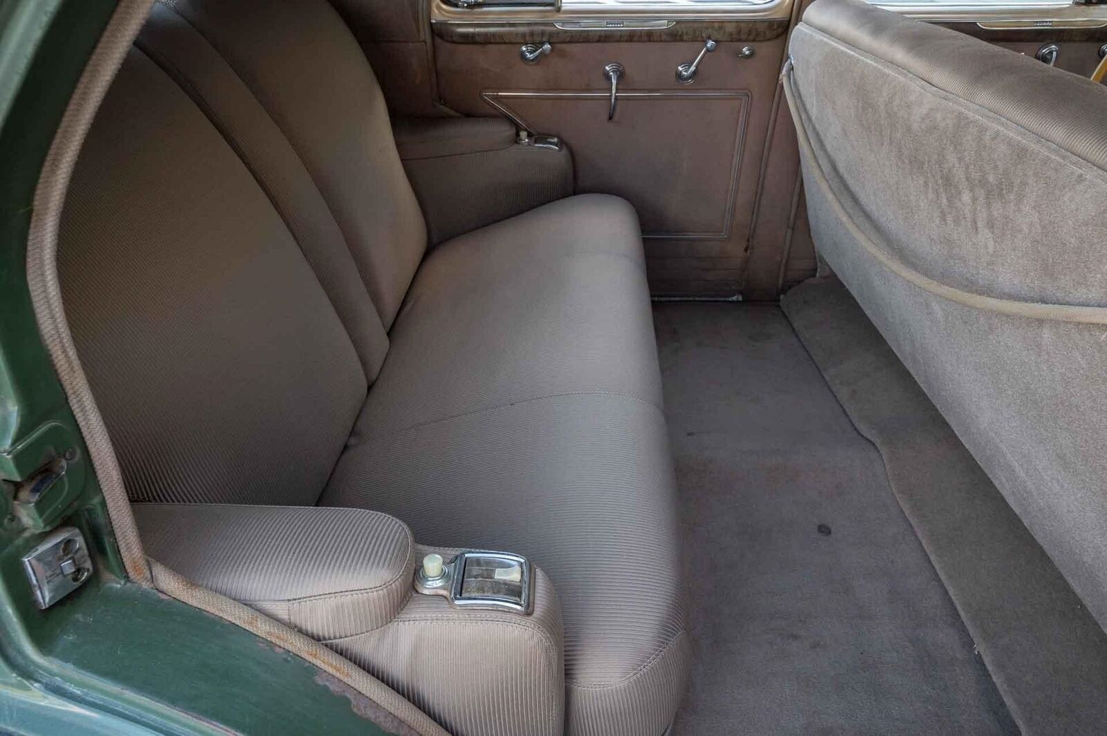 Buick-Roadmaster-1940-4-Door-17