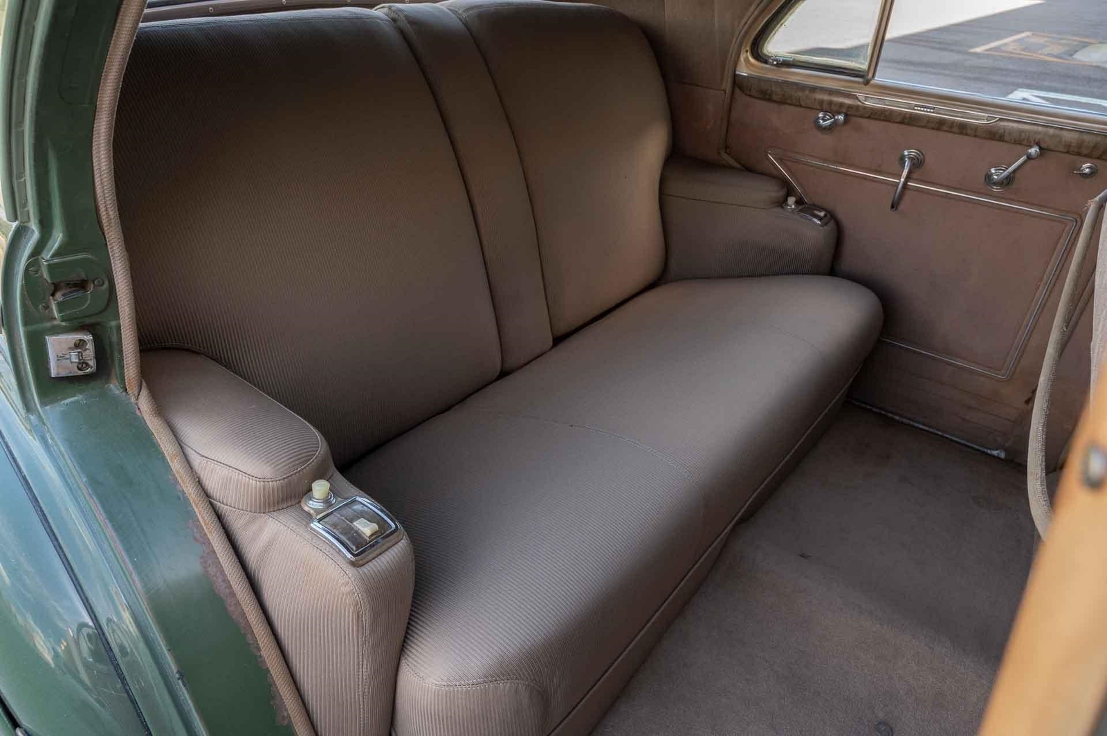 Buick-Roadmaster-1940-4-Door-18