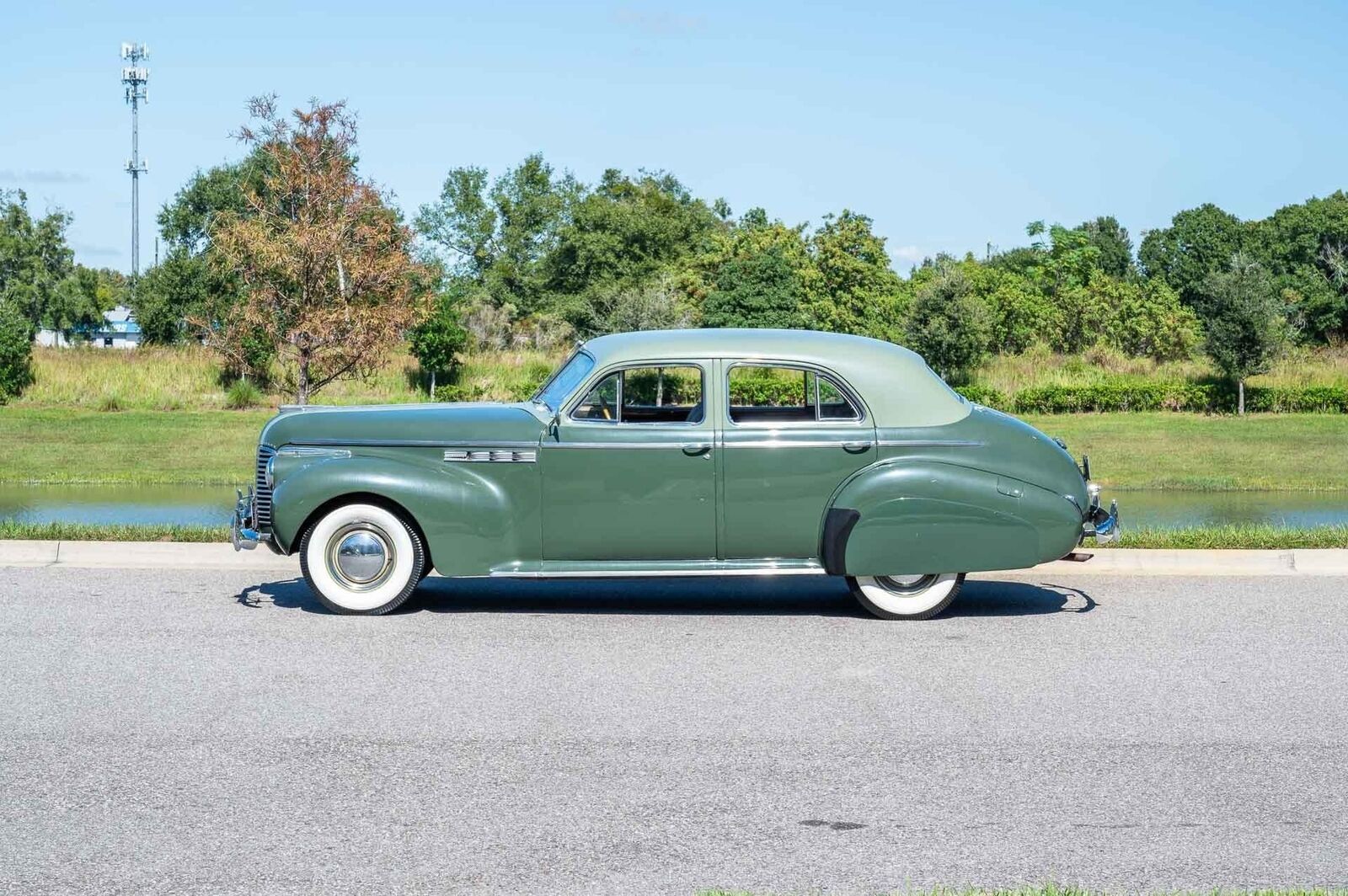 Buick-Roadmaster-1940-4-Door-24