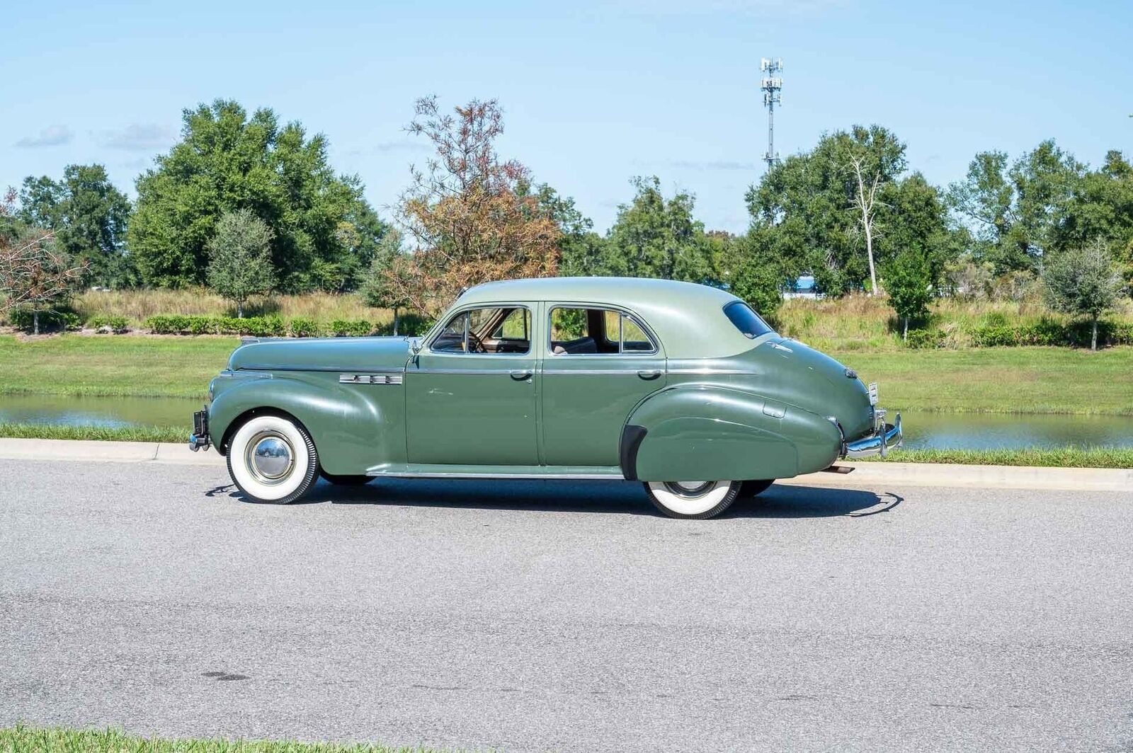 Buick-Roadmaster-1940-4-Door-25