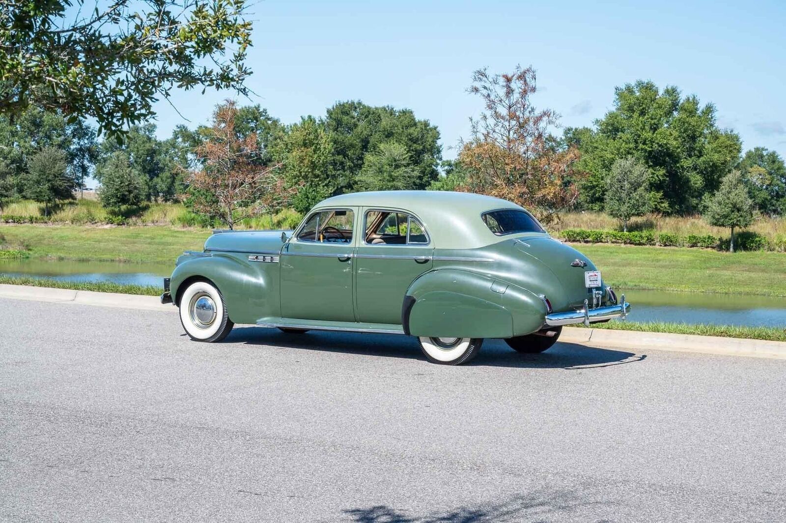 Buick-Roadmaster-1940-4-Door-26