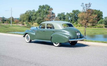 Buick-Roadmaster-1940-4-Door-3
