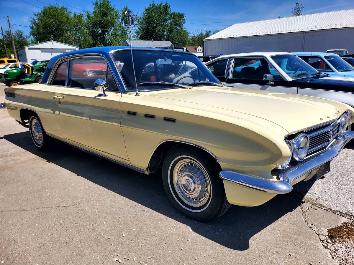 Buick Skylark  1961 yellow