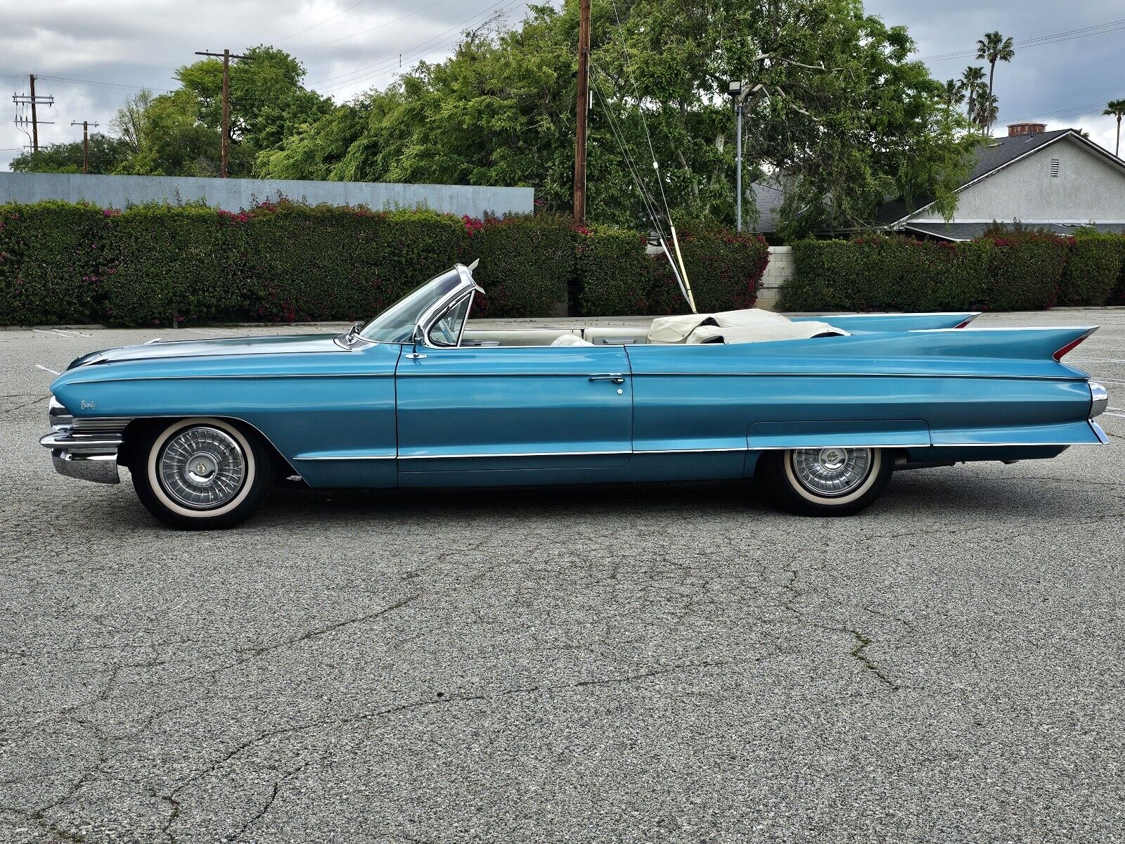 Cadillac-Biarritz-Convertible-1961-1
