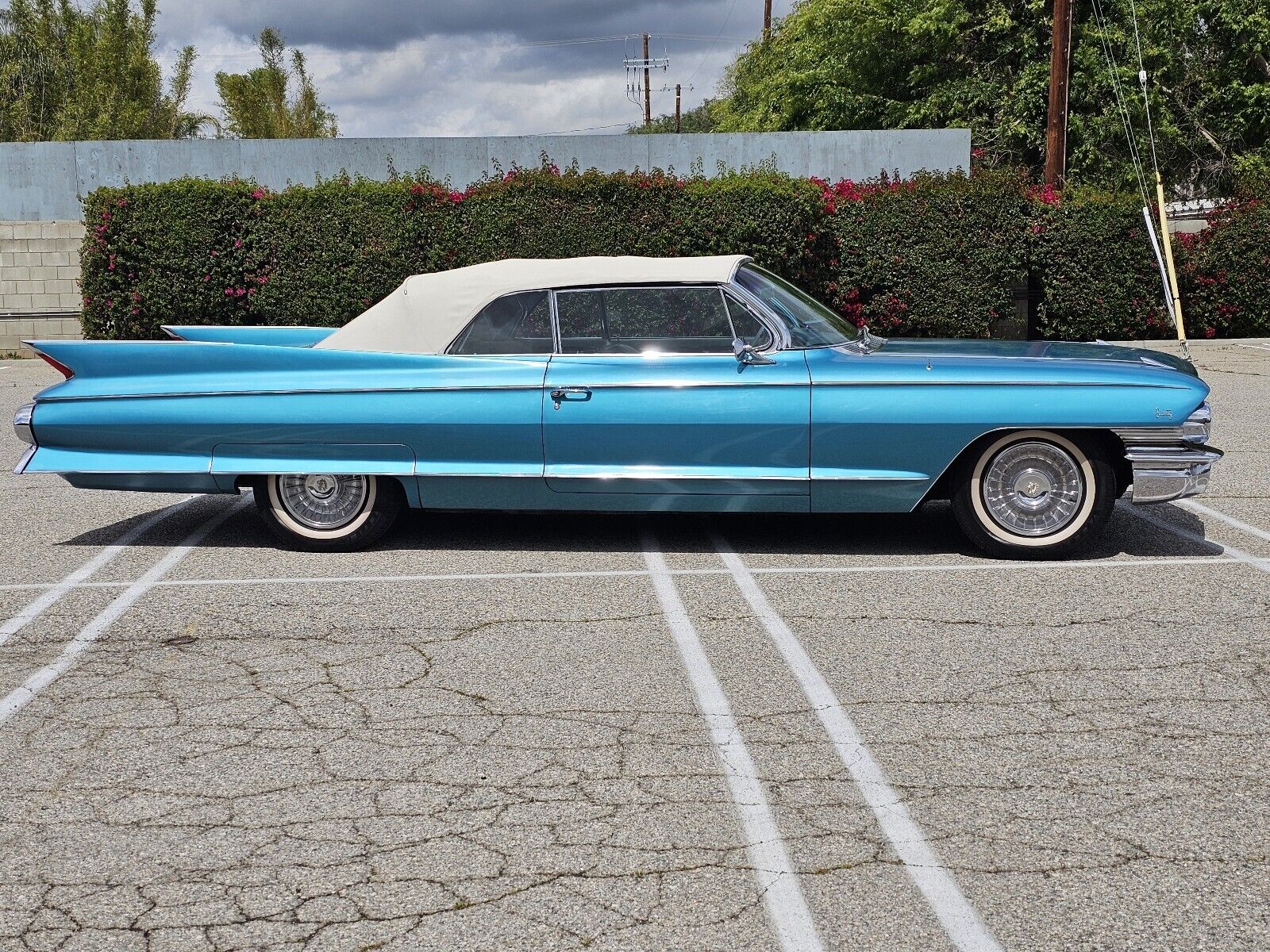 Cadillac-Biarritz-Convertible-1961-14