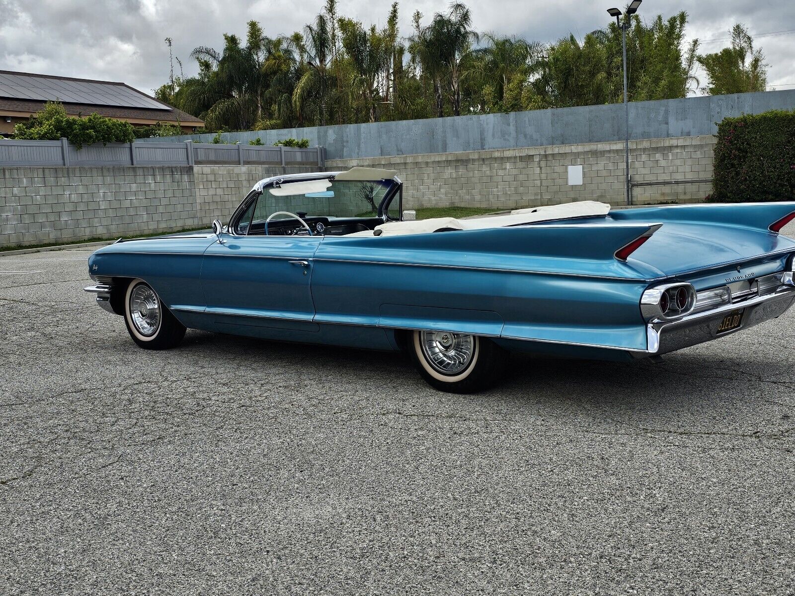 Cadillac-Biarritz-Convertible-1961-2