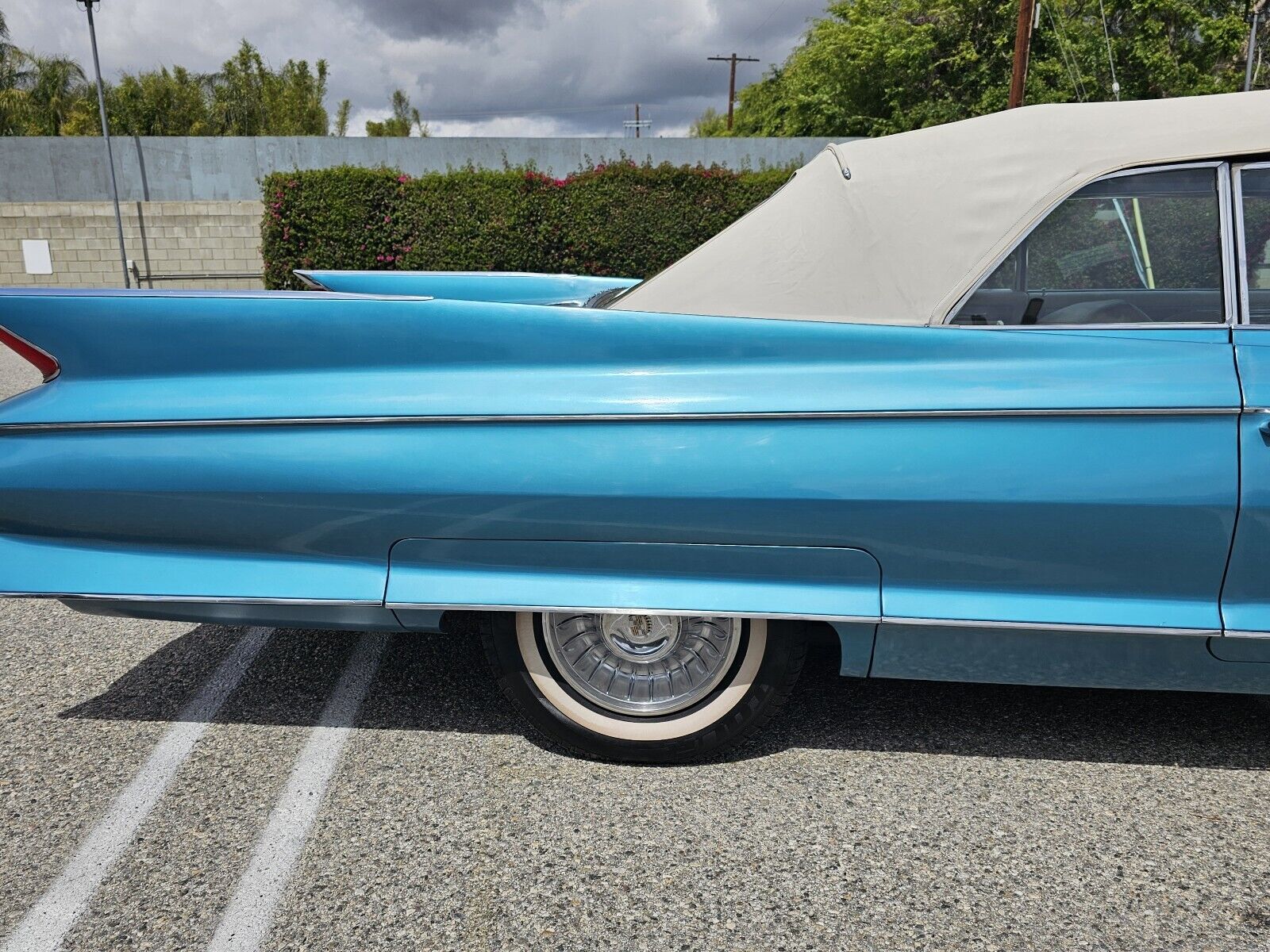Cadillac-Biarritz-Convertible-1961-26