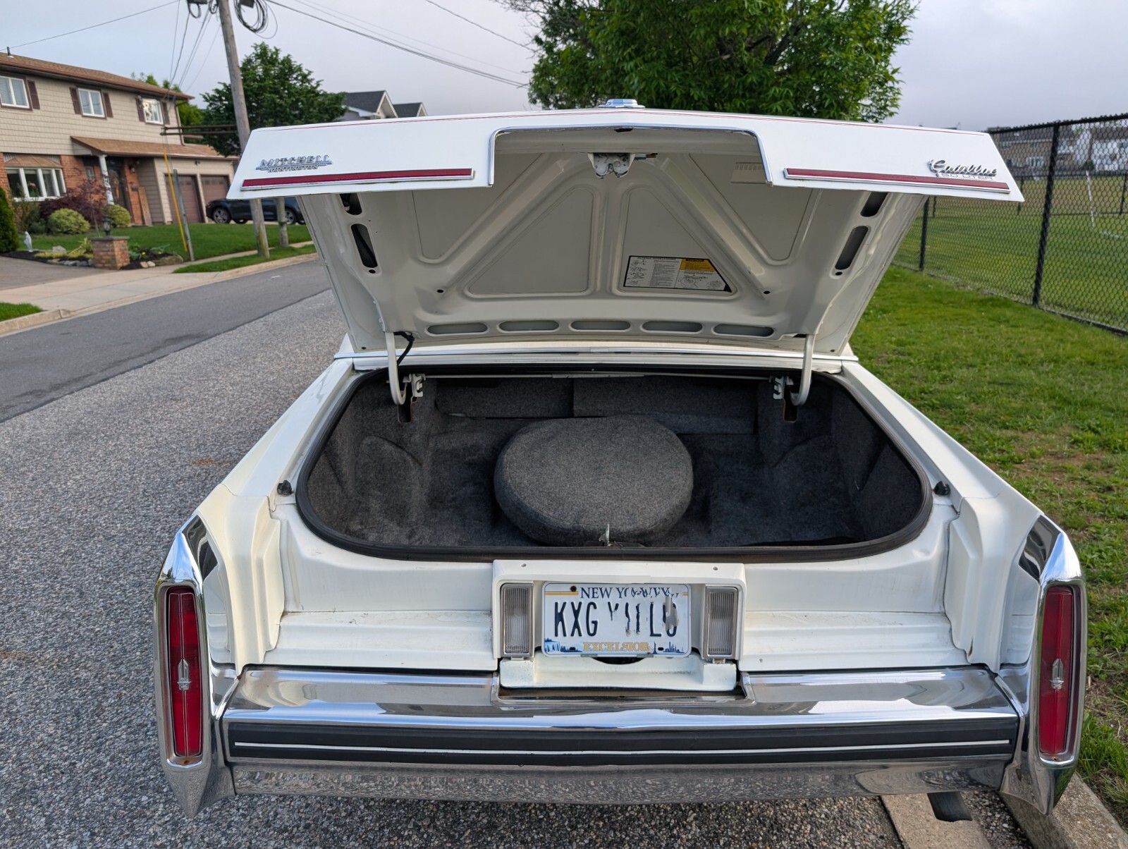 Cadillac-Brougham-1987-Sedan-8