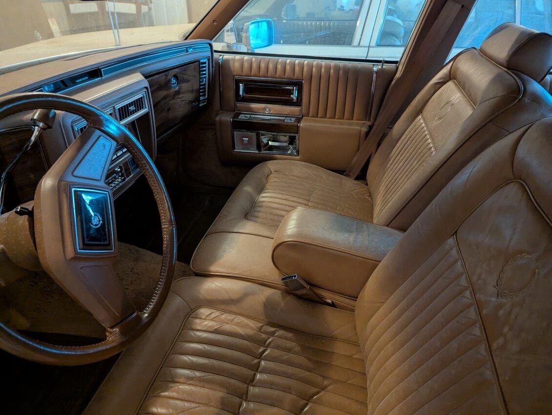 Cadillac-Brougham-1988-Sedan-10