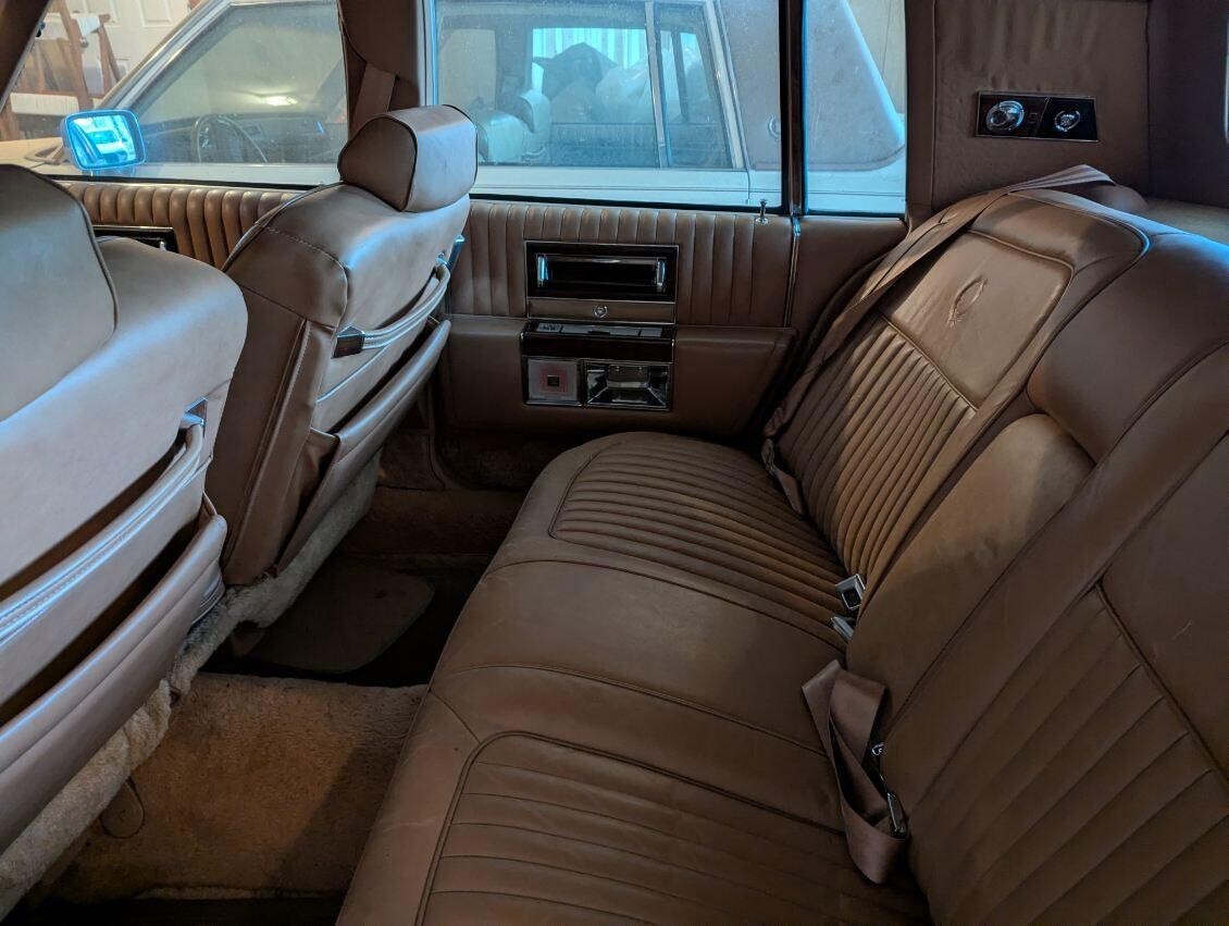 Cadillac-Brougham-1988-Sedan-11