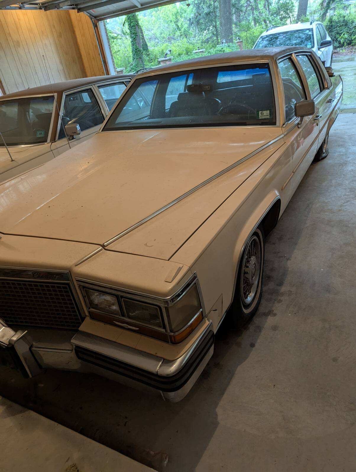 Cadillac-Brougham-1988-Sedan-6