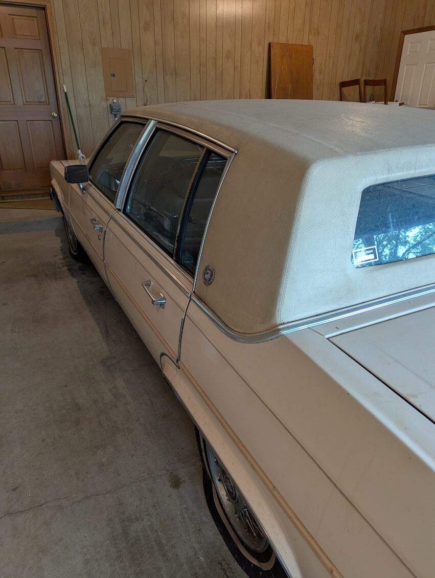 Cadillac-Brougham-1988-Sedan-8