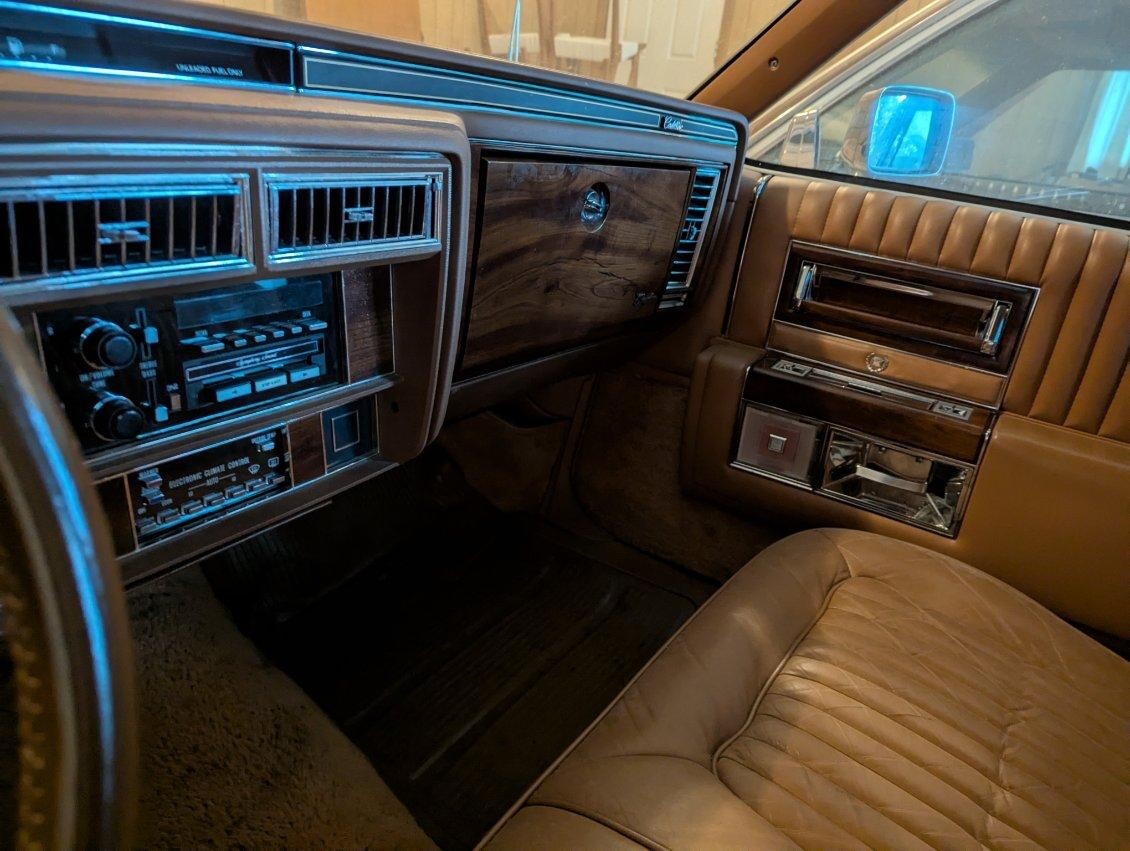 Cadillac-Brougham-1988-Sedan-9