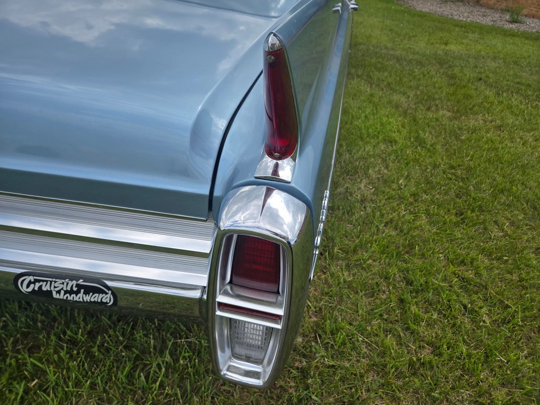 Cadillac-DeVille-1963-12
