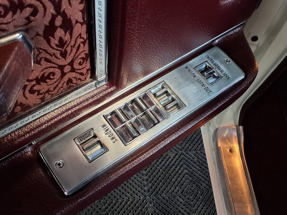 Cadillac-Deville-1968-white-15