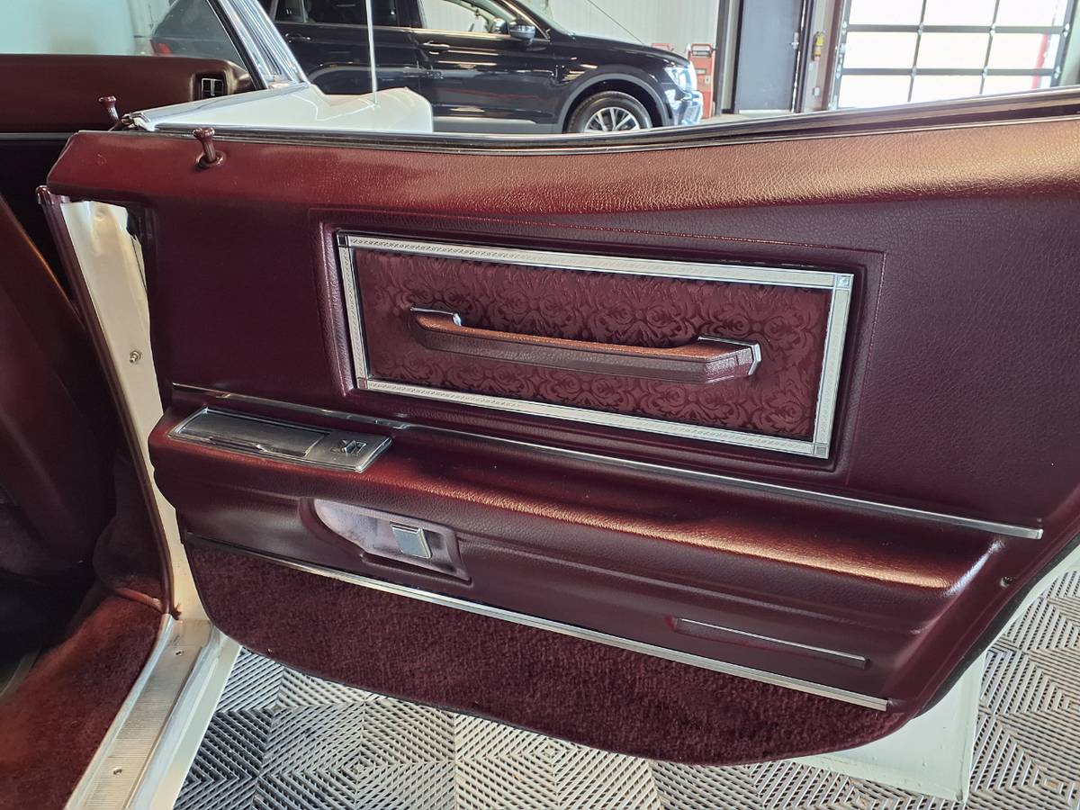 Cadillac-Deville-1968-white-8