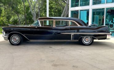 Cadillac-Fleetwood-1957-Sedan-10