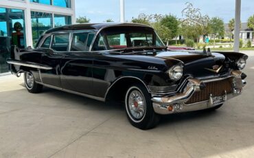 Cadillac-Fleetwood-1957-Sedan-2