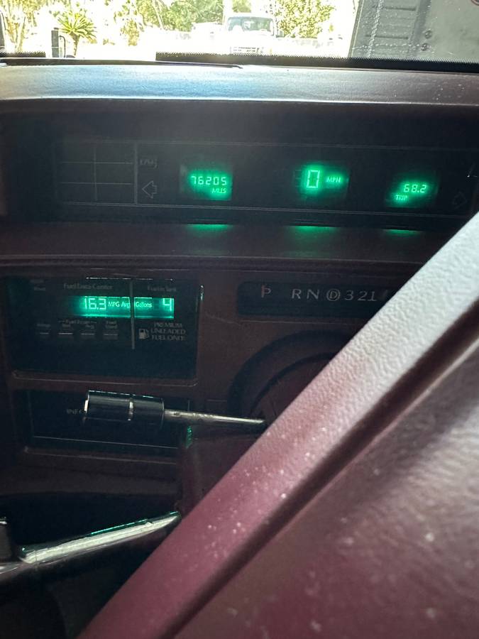 Cadillac-Fleetwood-1990-14