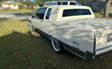 Cadillac-Fleetwood-1990-3