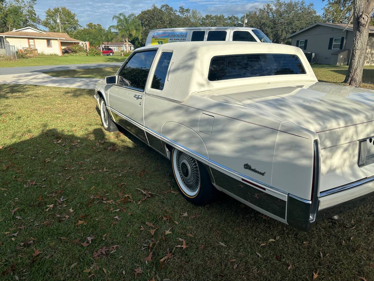 Cadillac-Fleetwood-1990-3
