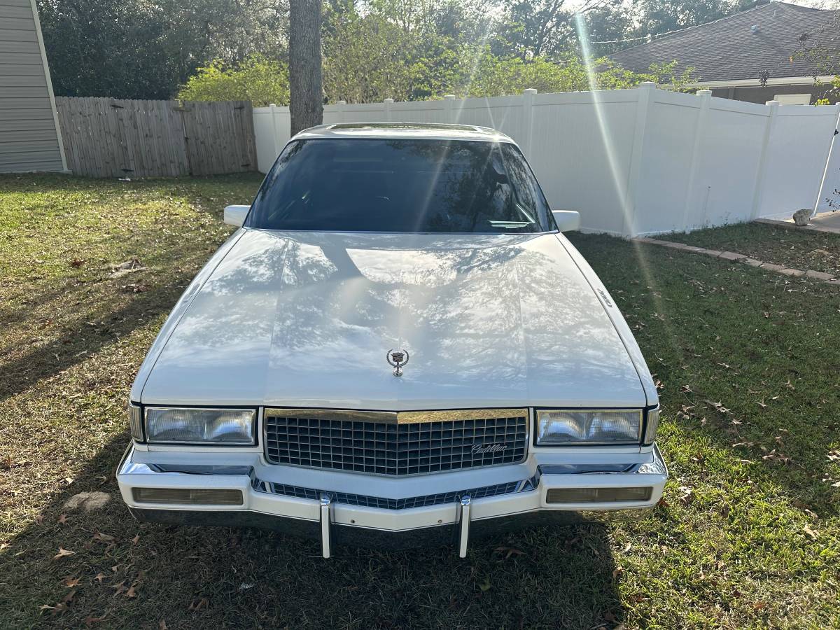 Cadillac-Fleetwood-1990-4