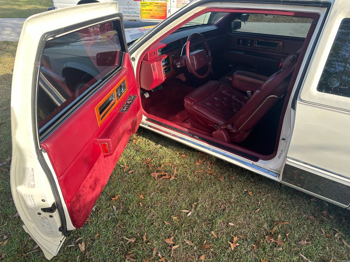 Cadillac-Fleetwood-1990-5