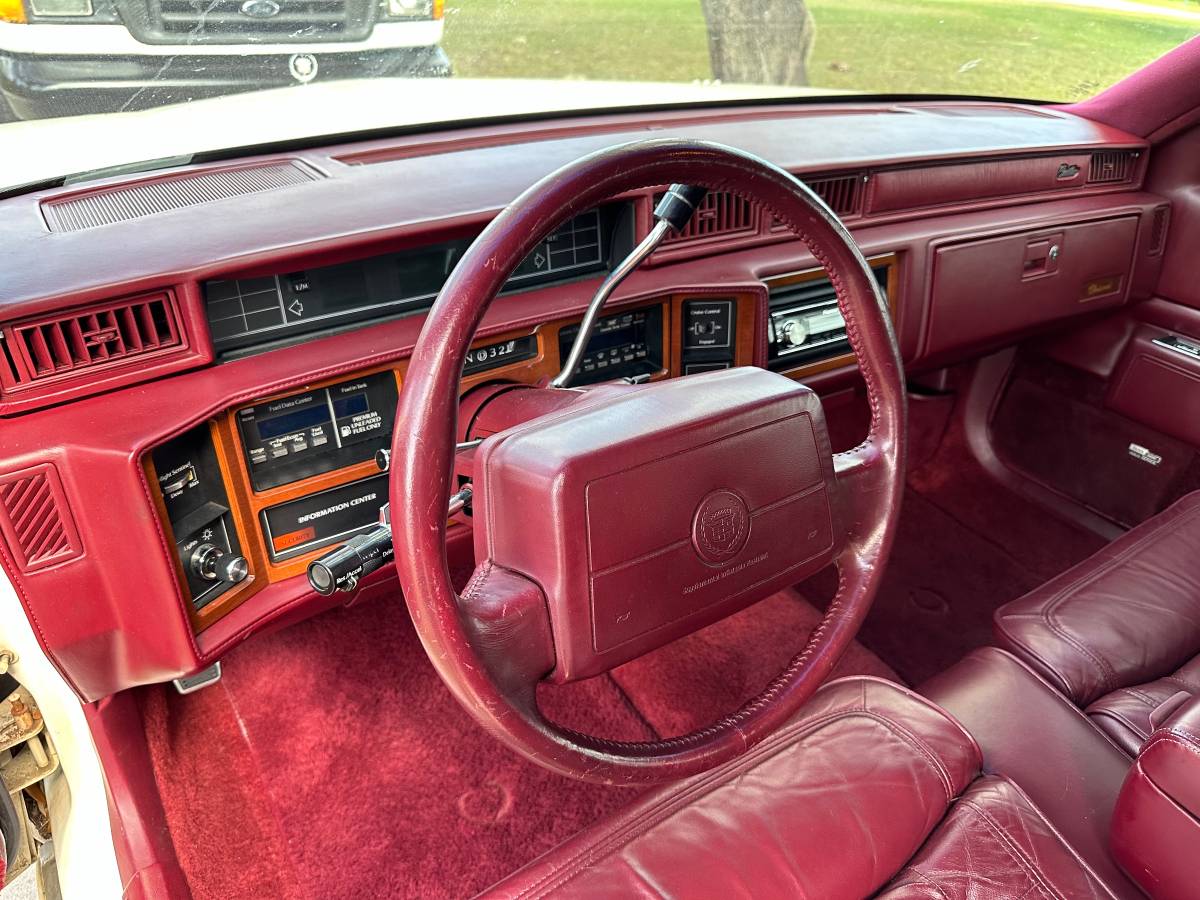 Cadillac-Fleetwood-1990-6