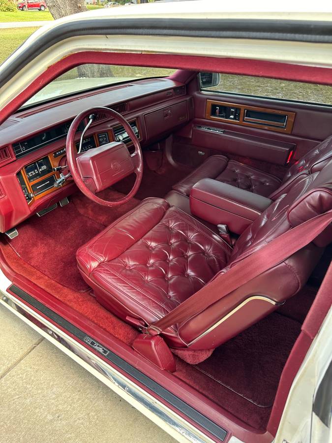 Cadillac-Fleetwood-1990-7
