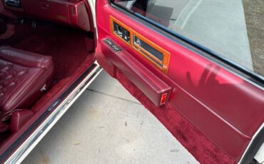 Cadillac-Fleetwood-1990-8