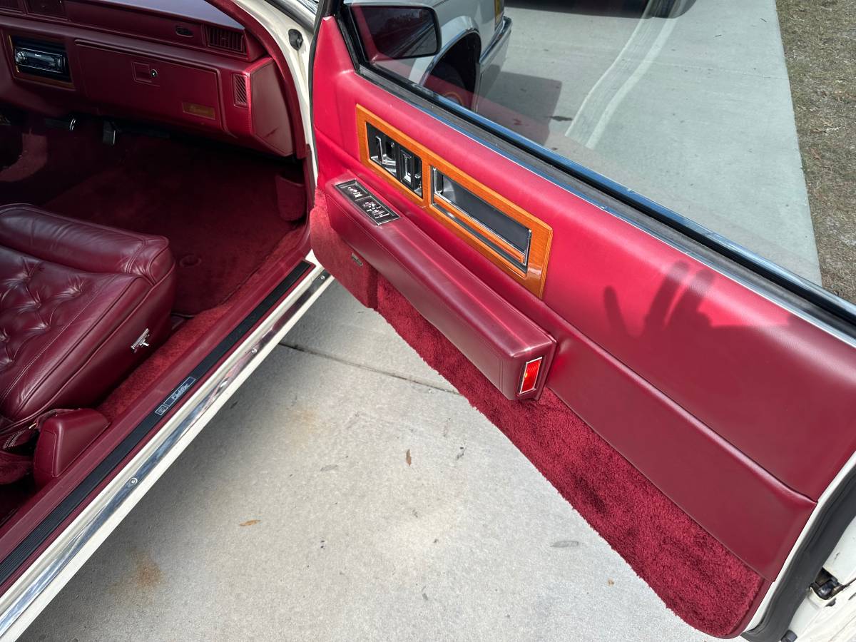 Cadillac-Fleetwood-1990-8