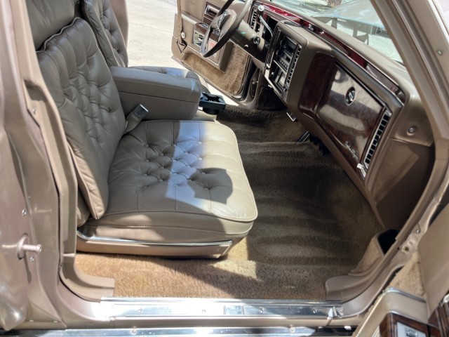 Cadillac-Fleetwood-1991-Sedan-12