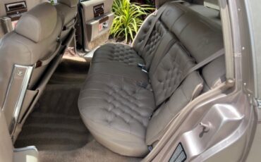 Cadillac-Fleetwood-1991-Sedan-14