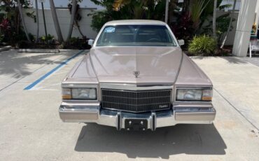Cadillac-Fleetwood-1991-Sedan-2