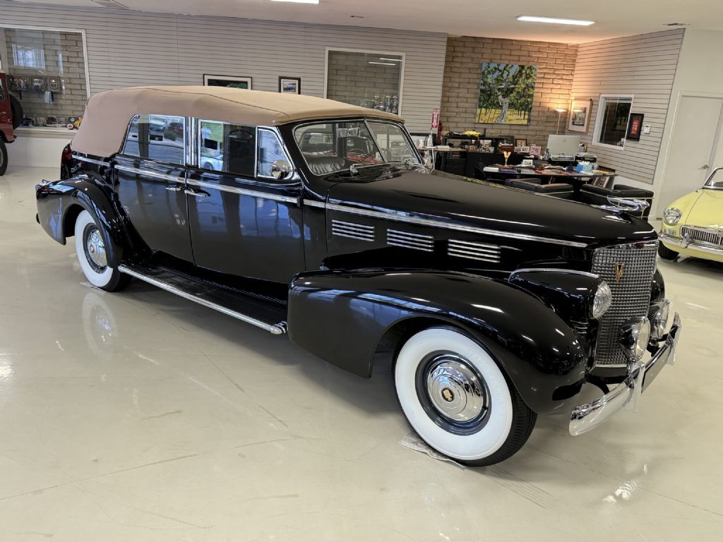 Cadillac-Series-75-Convertible-Sedan-1938-Convertible-Sedan-with-Division-33