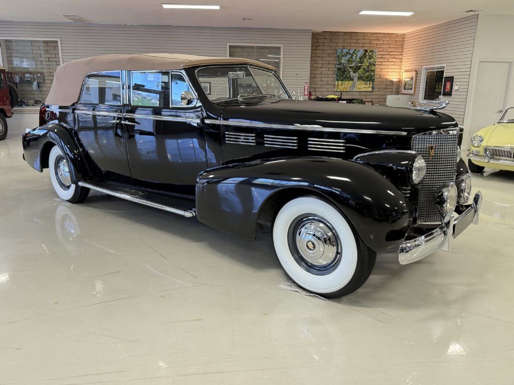 Cadillac-Series-75-Convertible-Sedan-1938-Convertible-Sedan-with-Division-34