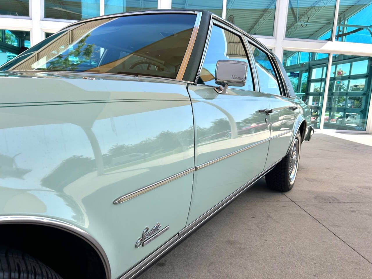 Cadillac-Seville-1977-Sedan-10