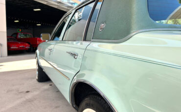 Cadillac-Seville-1977-Sedan-11