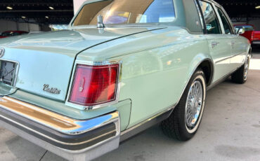 Cadillac-Seville-1977-Sedan-13