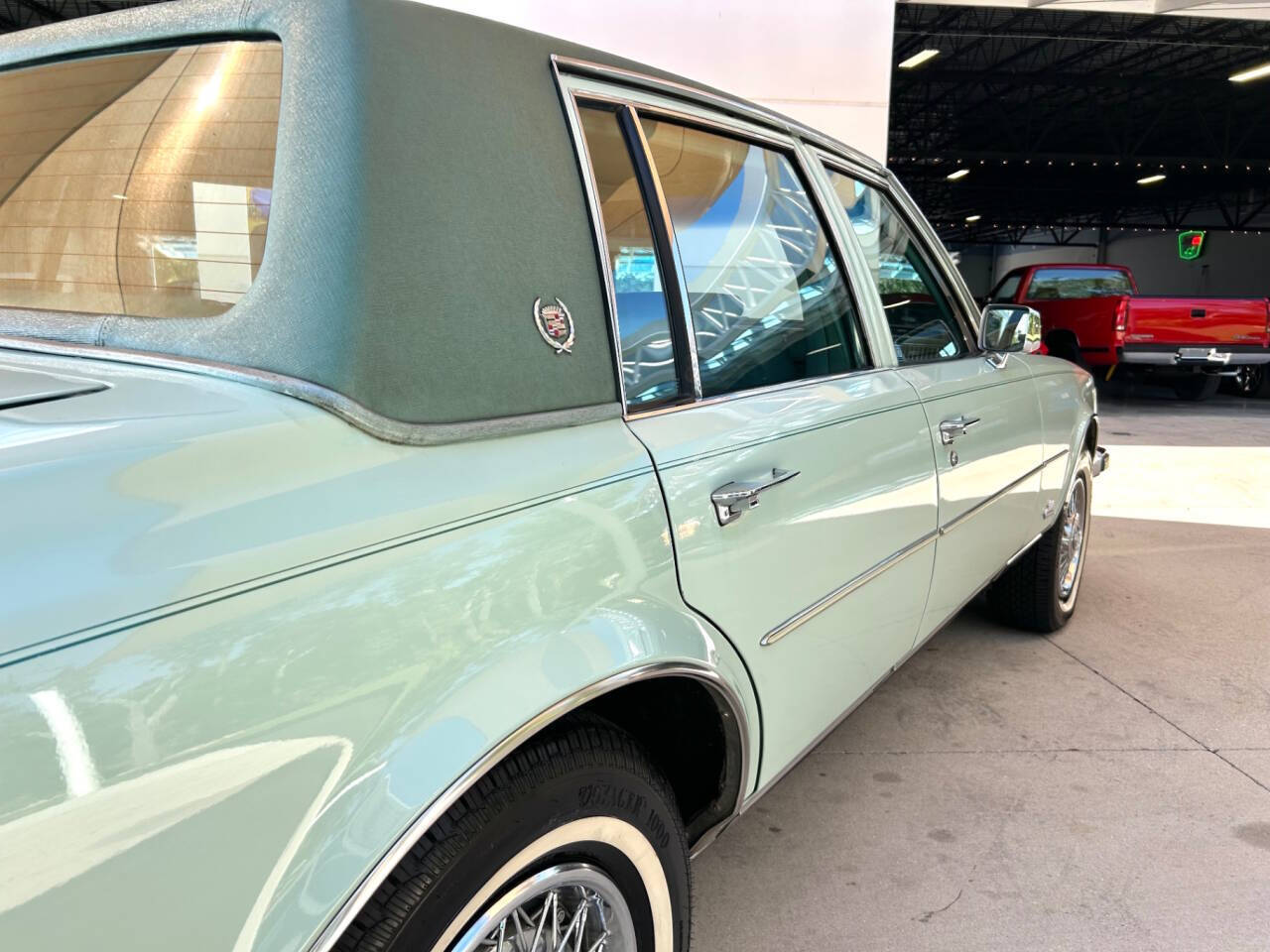 Cadillac-Seville-1977-Sedan-14