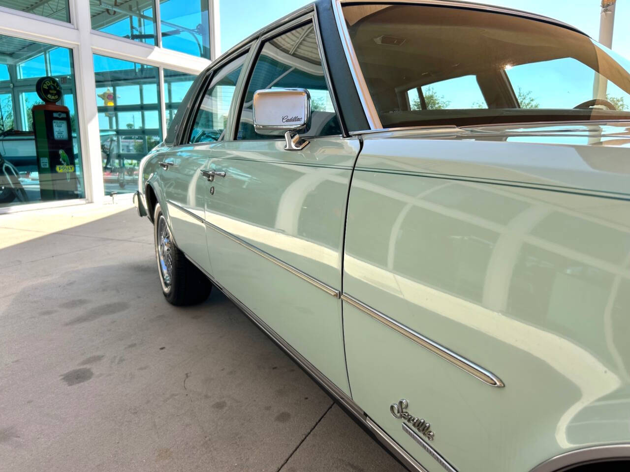 Cadillac-Seville-1977-Sedan-15
