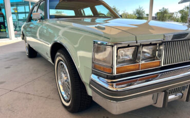 Cadillac-Seville-1977-Sedan-16