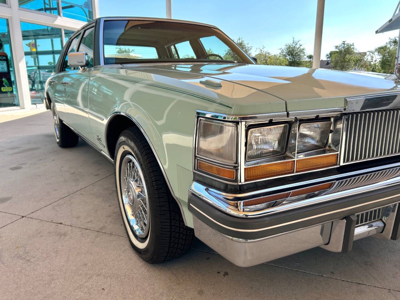 Cadillac-Seville-1977-Sedan-16