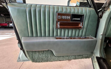 Cadillac-Seville-1977-Sedan-19
