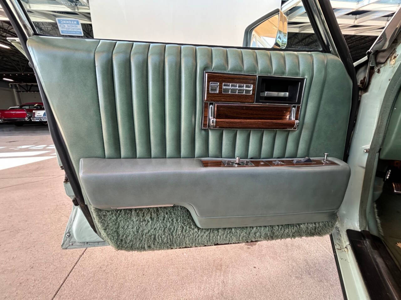 Cadillac-Seville-1977-Sedan-19