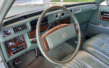 Cadillac-Seville-1977-Sedan-20