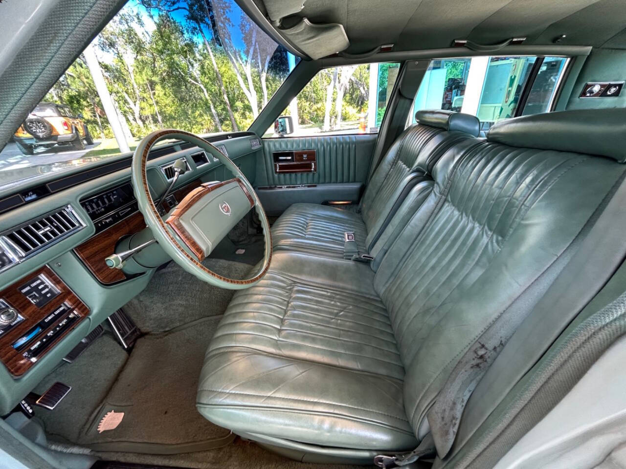 Cadillac-Seville-1977-Sedan-21
