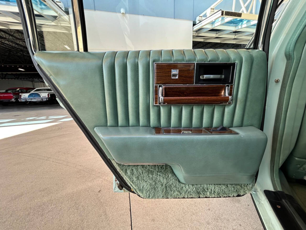 Cadillac-Seville-1977-Sedan-24
