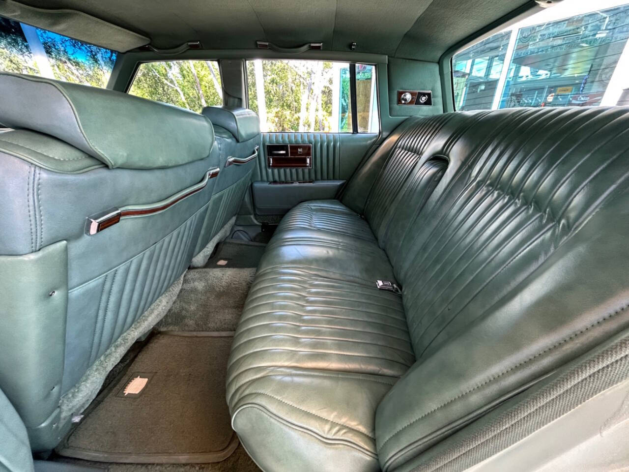Cadillac-Seville-1977-Sedan-25