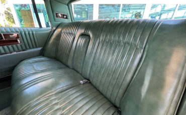 Cadillac-Seville-1977-Sedan-26